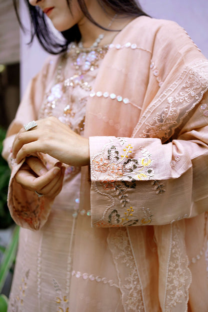 Mehr – Peach Embroidered Lawn Three-Piece Suit